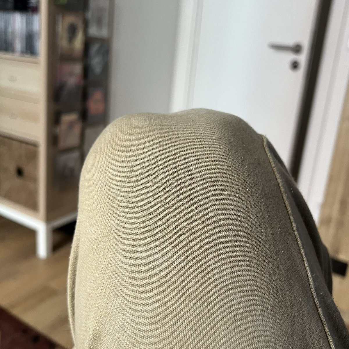 terracid's tweet photo. Je viens d’avoir une révélation pitié dites-moi que d’autres ont aussi les genoux qui forment un creux au centre quand la jambe est pliée, autour de moi personne a ça, je vais mourir aidez-moi https://t.co/zcFyigiFYJ