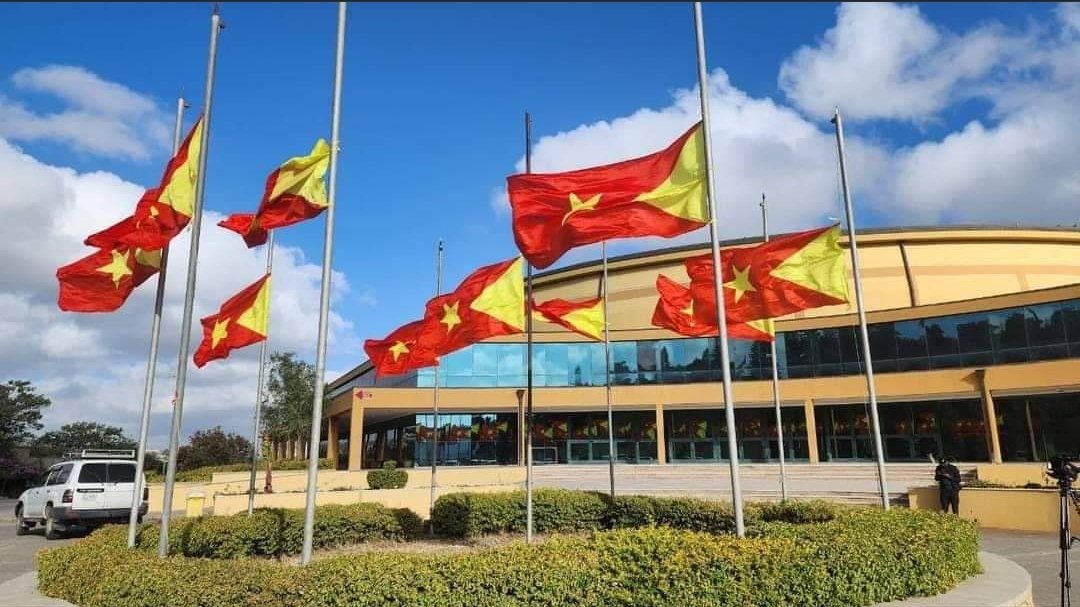 ➡Starting this morning, the flag of #Tigray will be flying low for the next three days. Glory to the brave martyrs!!

Our martyrs God put their souch in heaven. I hope to have deep condolence to all #Tigray people.

ዘለኣለማዊ  ክብርን ሞገስን ንጀጋኑ ስውኣትና!!🕯
