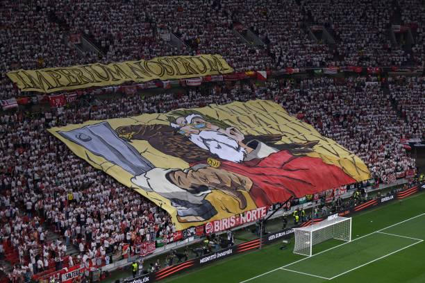 GuardianesSFC's tweet photo. Mourinho supo justo en este instante que no tenía nada que hacer. Sacar un tifo así ante los mismísimos romanos fue una sacada de n#bx con marcados tintes yonkigitanistas. Y hablamos de esto porque ya es historia del vasto #ImperiumNostrum https://t.co/x9D8GbMwl0