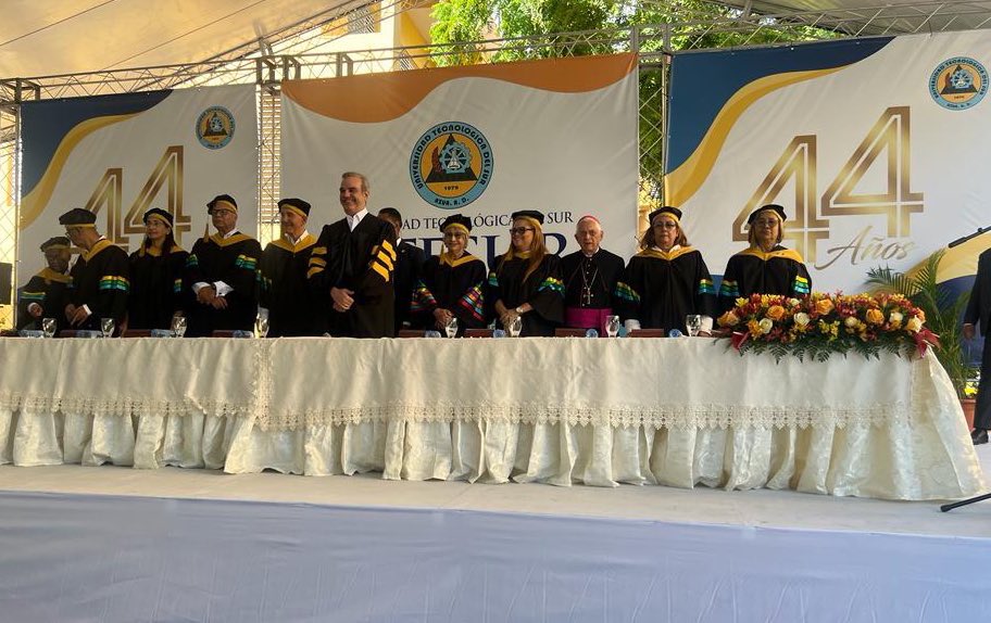 RectorUCNE's tweet photo. Junto a los rectores de @ITLARD #UNADE, #UPID, @UnicaribeOnline y @UNAPEC, en apoyo a #UTESUR, participamos del Ceremonial Doctorado Honoris Causa, en Políticas Públicas, al Presidente Constitucional @luisabinader. https://t.co/Qb4MmcDSbg