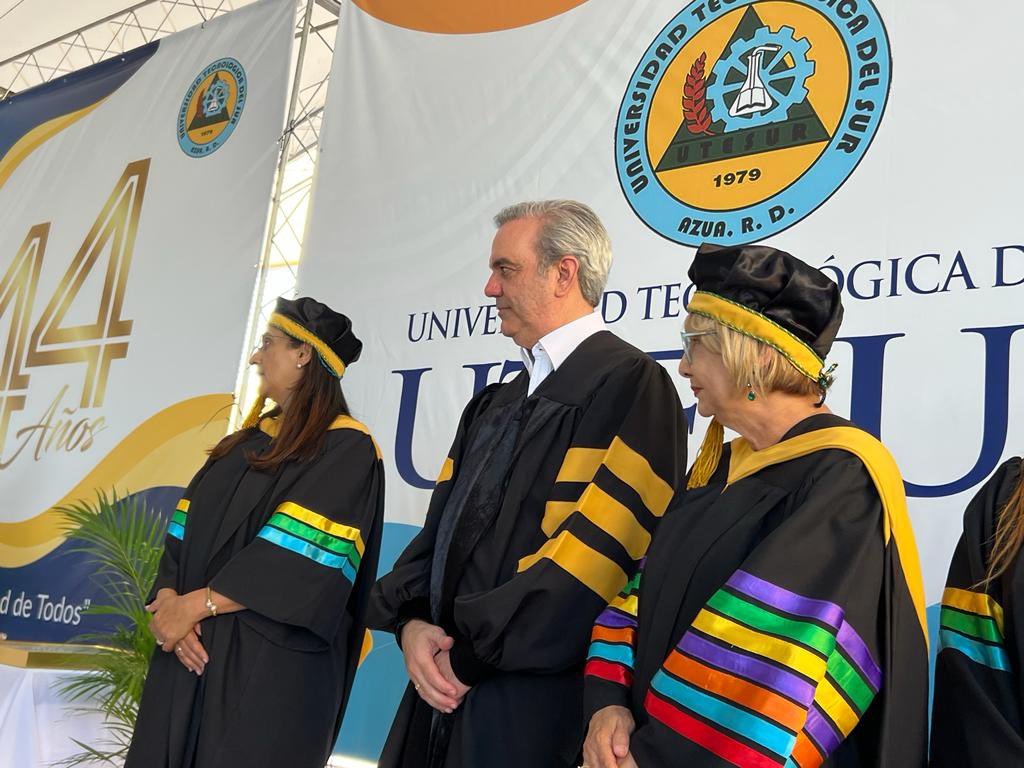 RectorUCNE's tweet photo. Junto a los rectores de @ITLARD #UNADE, #UPID, @UnicaribeOnline y @UNAPEC, en apoyo a #UTESUR, participamos del Ceremonial Doctorado Honoris Causa, en Políticas Públicas, al Presidente Constitucional @luisabinader. https://t.co/Qb4MmcDSbg