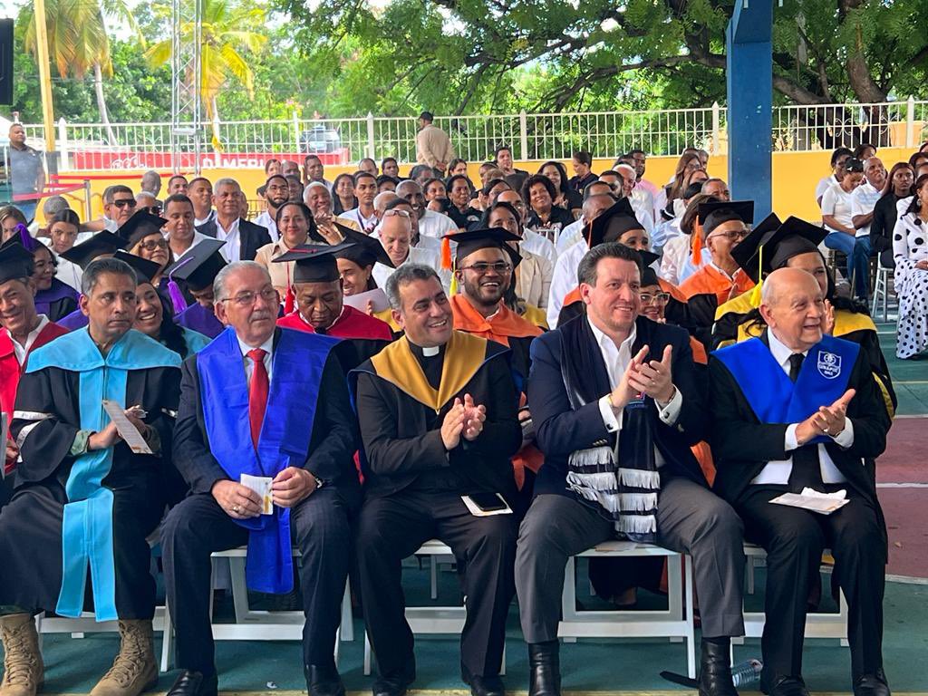 RectorUCNE's tweet photo. Junto a los rectores de @ITLARD #UNADE, #UPID, @UnicaribeOnline y @UNAPEC, en apoyo a #UTESUR, participamos del Ceremonial Doctorado Honoris Causa, en Políticas Públicas, al Presidente Constitucional @luisabinader. https://t.co/Qb4MmcDSbg