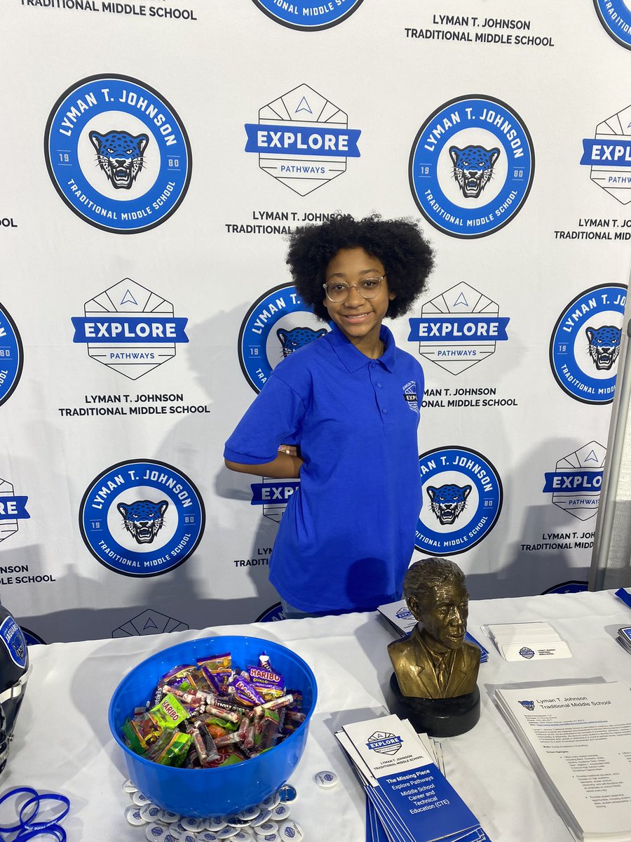 Explore_Johnson's tweet photo. Johnson Student Explore Ambassadors are proud of their school! @ExploreJCPS @Dr_RKBranch https://t.co/f9SHUjUg0m