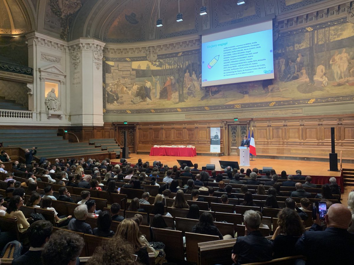 <a href="/LeCLEMI/">CLEMI</a> aux côtés de <a href="/APHG_National/">APHG</a> au moment de la remise des prix aux lauréats de la 2e session du Prix #SamuelPaty sur le thème « Les infox : quels dangers pour la démocratie ? »

Ensemble, nous continuerons de parier sur l’intelligence et de construire le bonheur de l’École.