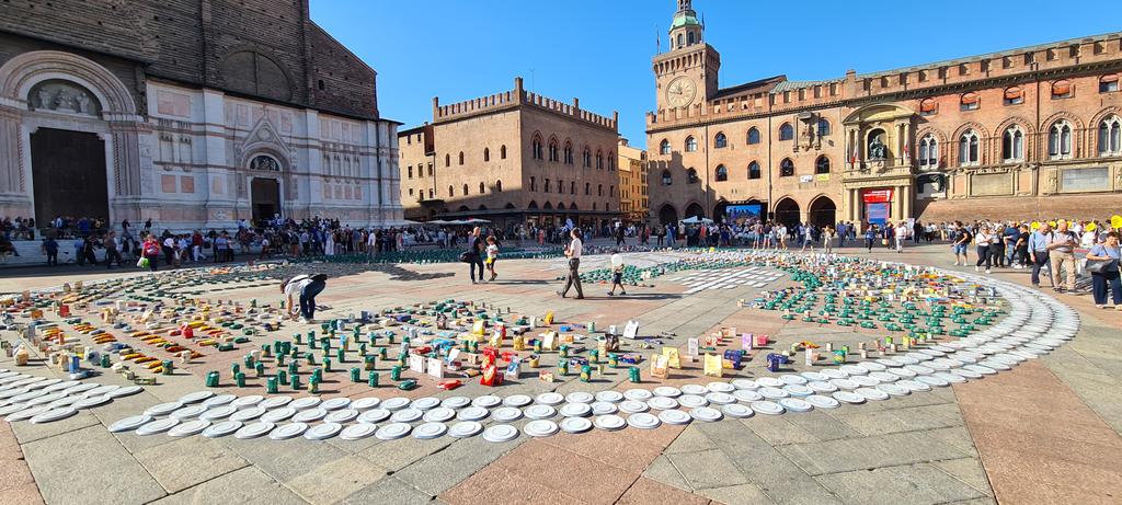 Fabulous CEFA anti poverty and food bank initiative in Piazza Maggiore, Bologna today. Donations made into huge street art piece. Great experience. <a href="/CEFAonlus/">CEFA</a> cefaonlus.it