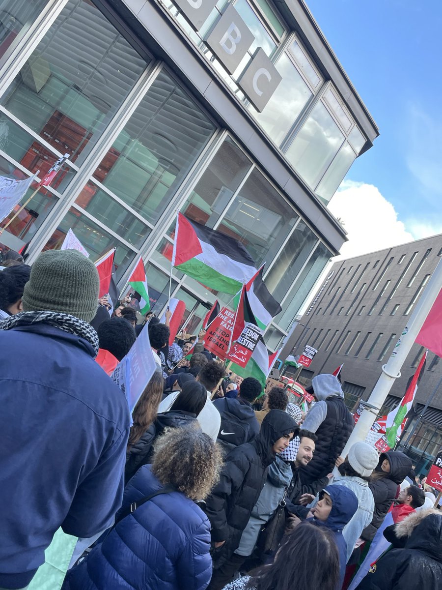 LFCExtensive's tweet photo. "الحريـة لـفلسطين"
"ليفربول أصدقاء فلسطين"

— لافتات تُرفع في ليفربول، حشد كبير أمام مقر BBC. 

🇵🇸 🇵🇸 🇵🇸 🇵🇸 🇵🇸 🇵🇸
❤️ ❤️ ❤️ ❤️ ❤️ ❤️ https://t.co/AmPulE8cFk