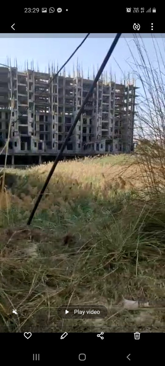 PritiNath9's tweet photo. #Spirewoods of #ANBuildwell ki 🏠 Buyers ki kahani to aur bhi dukhad hai. Structure bhi pure nahi bane. Court ne 3 yrs pahle revival order de diye, new developer @AlphaCorp2003 bhi aa gaya per @cmohry & @dtcphry licence renew nahi kar rahe. Reason told to HBs- political pressure https://t.co/VnNkVWgd5x