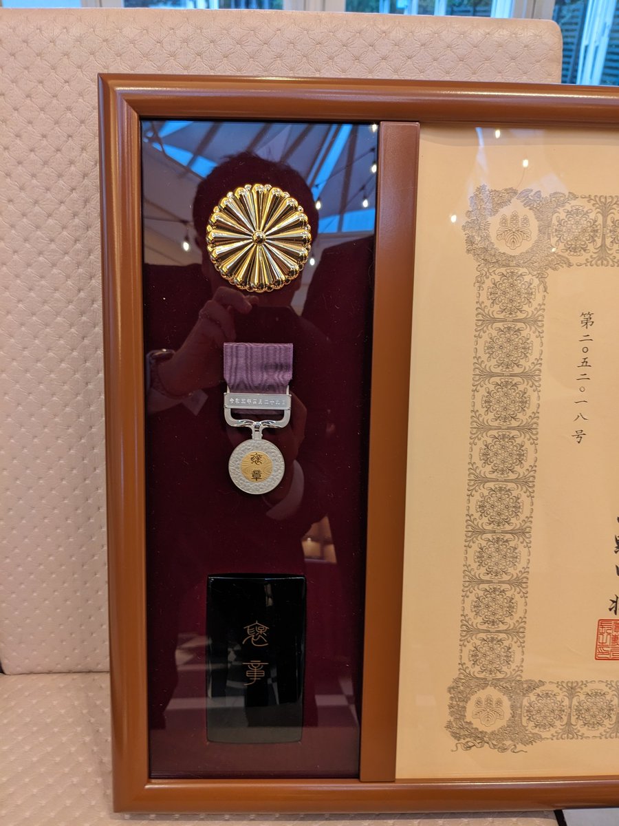 INAX0829's tweet photo. 今日は阪大元教授の祝賀パーティーで千里阪急ホテルにおりました。
紫綬褒章とか初めて見たで…😯 https://t.co/t9Ryl5LPHr