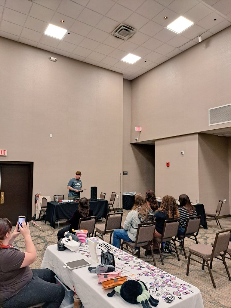 loseyourghost's tweet photo. Weapons and Wounds in fiction with Michael Tichy. #voidcon https://t.co/hLxy3GZ4aI