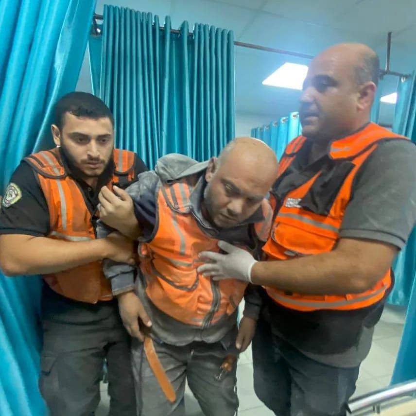 BahaaBhusaif's tweet photo. The occupation targets civil defense and medical services crews while they are working to recover the martyrs and wounded in the northern Gaza Strip. #غزه_تحت_القصف_القدس_تنتفض #علامات_الظهور #Isarael #طوفان_الاردن #طوفان_الاردن #جمعة_طوفان_الأقصى #فلسطين_تقاوم #IsraelTerrorists https://t.co/zMwRB4mSGX