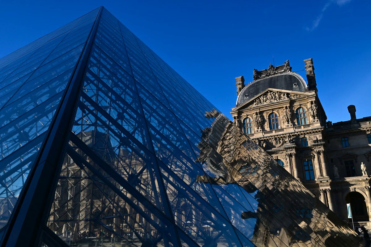 Louvre Museum in Paris Temporarily Closes for Security Reasons - Sky Buzz Feed skybuzzfeed.com/louvre-museum-… #LouvreMuseum #ParisSafety #SecurityAlert #MuseumClosure #VisitorSafety #COVID19Measures #SafetyFirst #ArtSecurity #MonaLisa #TouristSafety #HealthPass #VaccinePass #SafetyCheck