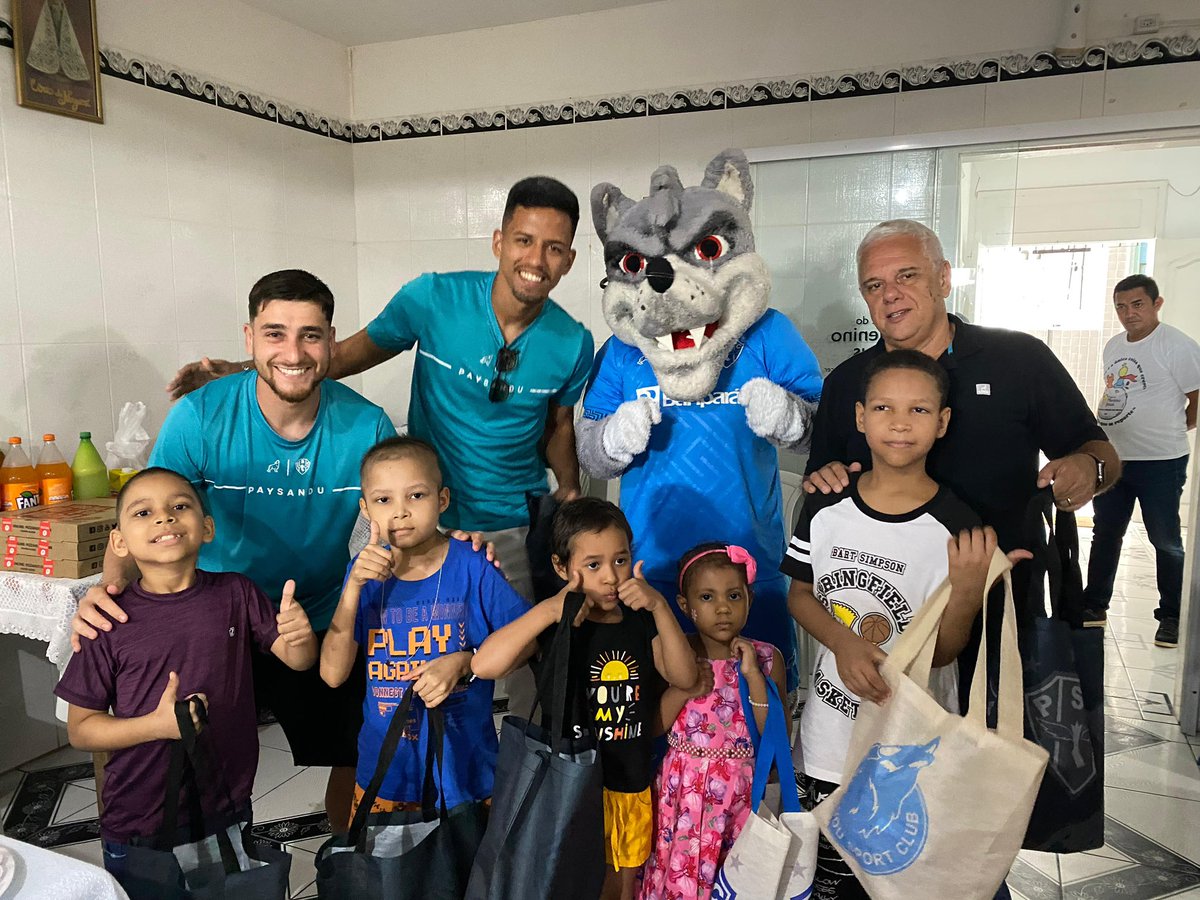 Paysandu's tweet photo. Ser criança é olhar o lado divertido da vida! 🥰

Ainda em comemoração ao Dia das Crianças o Paysandu Sport Club realizou doação de brinquedos para as crianças da Casa do Menino Jesus com a presença da diretoria do clube, do mascote Lobo Mau e dos atletas Matheus Nogueira e João Vieira! 🐺💙

📷 Jorge Luís Totti/Paysandu | #OMaiorCampeãodaAmazônia