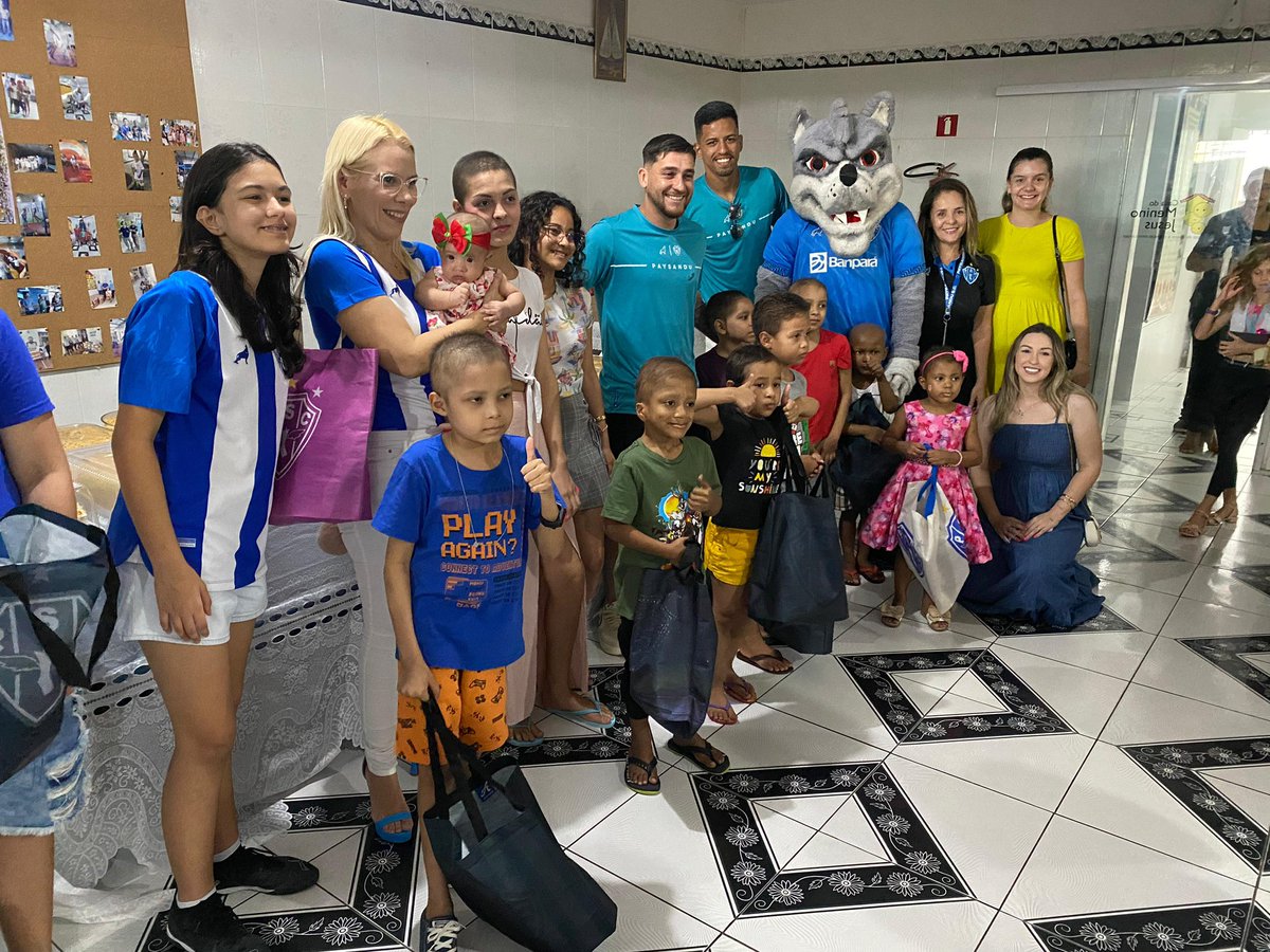 Paysandu's tweet photo. Ser criança é olhar o lado divertido da vida! 🥰

Ainda em comemoração ao Dia das Crianças o Paysandu Sport Club realizou doação de brinquedos para as crianças da Casa do Menino Jesus com a presença da diretoria do clube, do mascote Lobo Mau e dos atletas Matheus Nogueira e João Vieira! 🐺💙

📷 Jorge Luís Totti/Paysandu | #OMaiorCampeãodaAmazônia