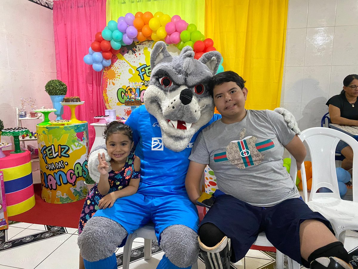 Paysandu's tweet photo. Ser criança é olhar o lado divertido da vida! 🥰

Ainda em comemoração ao Dia das Crianças o Paysandu Sport Club realizou doação de brinquedos para as crianças da Casa do Menino Jesus com a presença da diretoria do clube, do mascote Lobo Mau e dos atletas Matheus Nogueira e João Vieira! 🐺💙

📷 Jorge Luís Totti/Paysandu | #OMaiorCampeãodaAmazônia