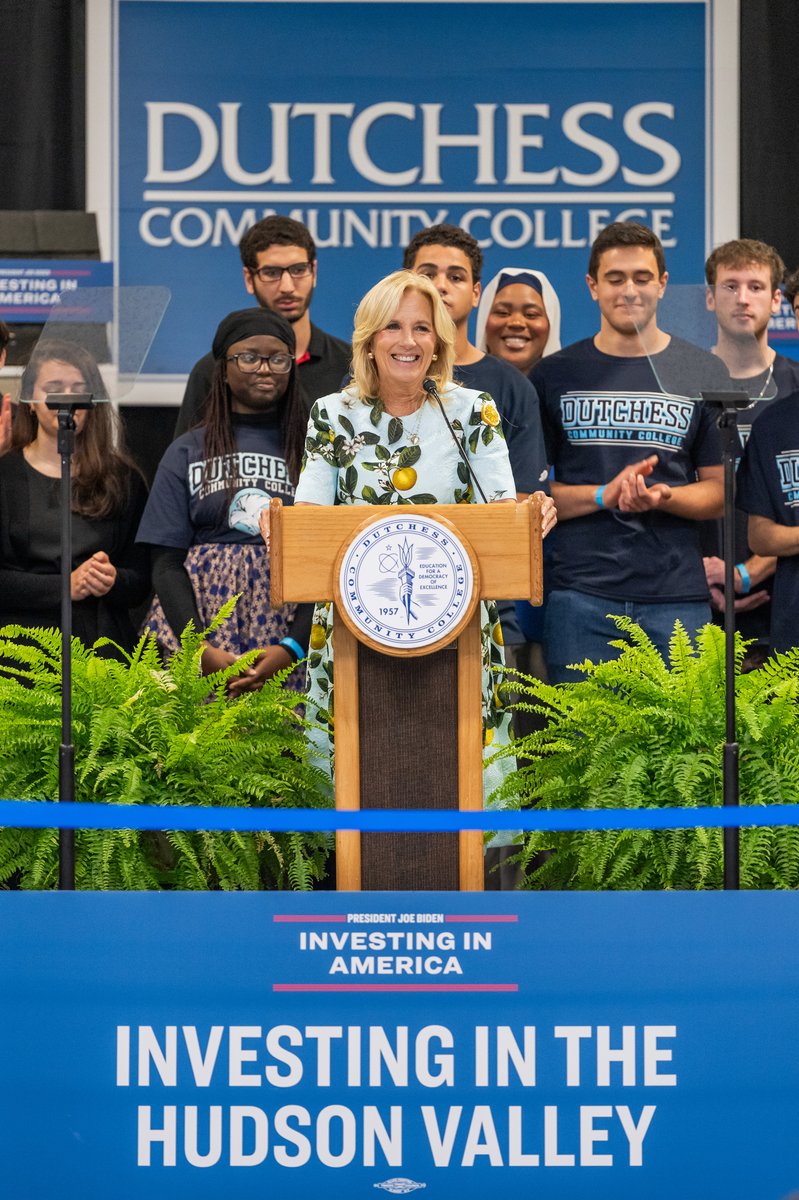 As part of the Investing in America tour, @FLOTUS joined students, unions, and employers at Dutchess Community College in New York to celebrate the opening of the new mechatronics lab that will help bridge the gap between learning and earning.