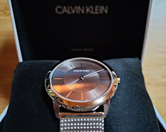 えっと、靴は若干前なので使用感あって申し訳ありませんが…。
今年、腕時計と靴を買いました!
照明があたるとピカピカ✨ ビビる漫画家 