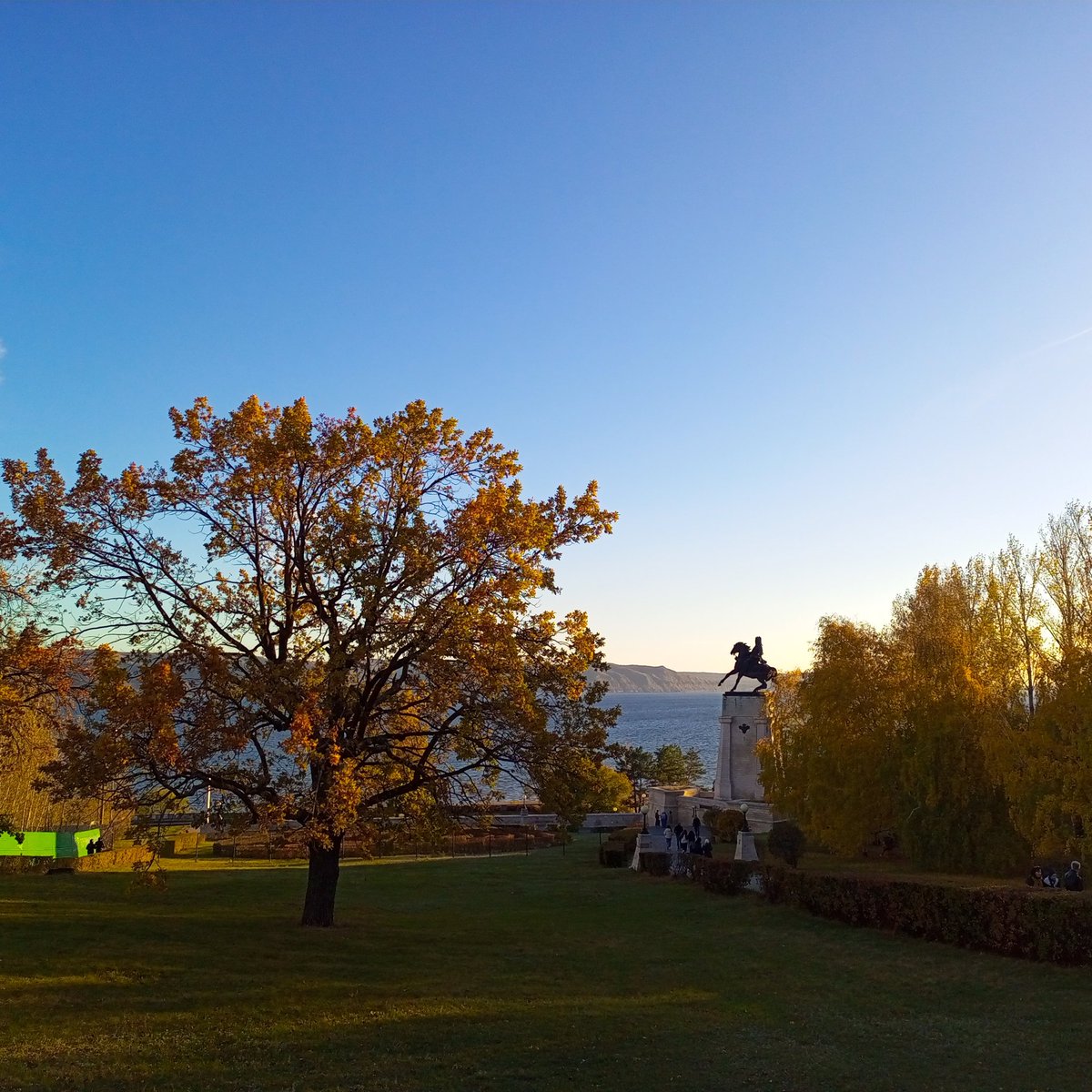 Осенняя река! 
🍁
Красивые горы, разноцветная листва, лучи солнце сливающиеся в сверкающие волны! 
🌅
У нас замечательно в любое время года. Прекрасный город, прекрасная природа! 
👍🏻
#Россия #Самарская_область #Тольятти #ГородКурорт #КрасотыРоссии #РекаВолга #Осень