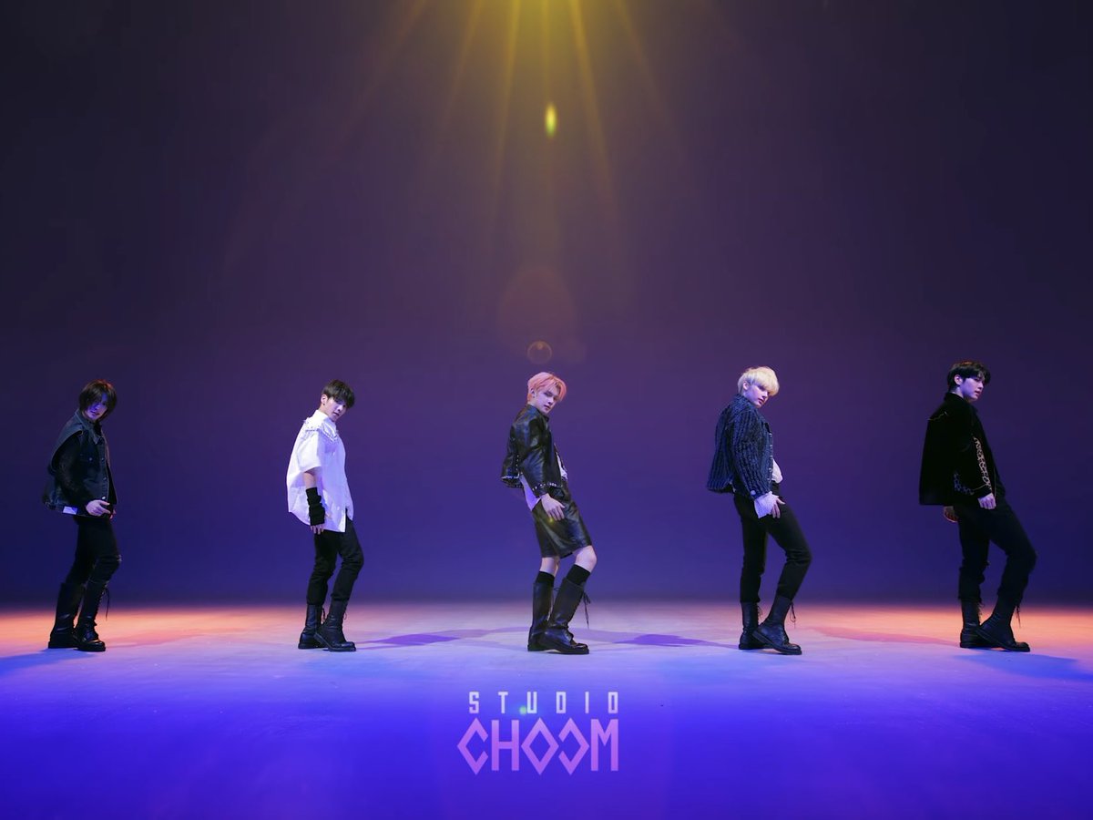 TXTOficialChile's tweet photo. 🚨MOALERT🚨
Ya se encuentra disponible la presentación de 'Chasing That Feeling' de los chicos en Studio Choom.
CORRAN A VERLO 👀
🔗 https://t.co/i0lWWsQhyv
#TXT #투모로우바이투게더 #TOMORROW_X_TOGETHER #TheNameChapter #FREFALL @TXT_members @TXT_bighit
~🦔 https://t.co/JSXJ36mcbM