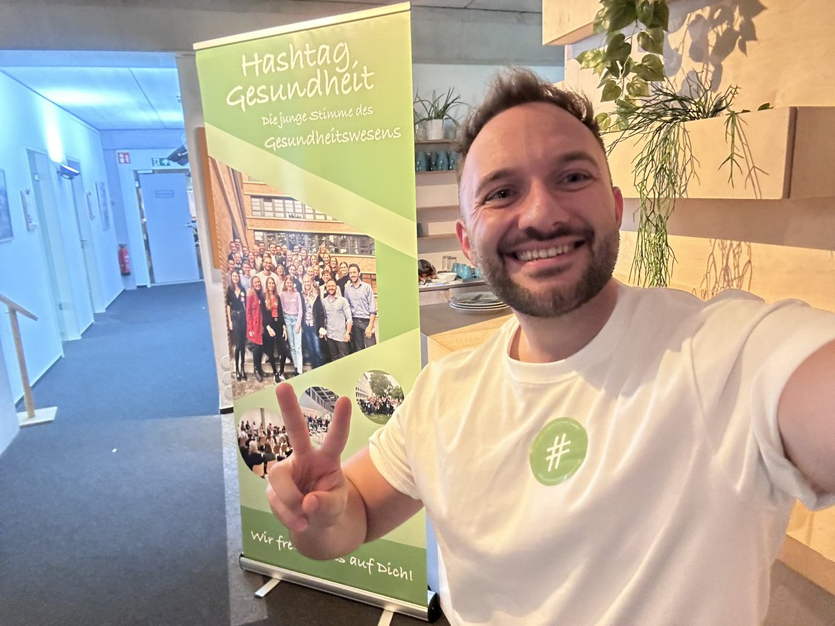 TimoFrankx's tweet photo. Unser Verein @HashtagGesund feiert heute in Hamburg sein 5-jähriges Bestehen 🎉 Die Twitter-Community 2018 war ein wichtiger Teil unserer Geschichte: Damals noch ein kleiner Kreis, heute 520 junge Menschen aus dem deutschen Gesundheitswesen. Danke an alle 💚 https://t.co/zAaHMAeoRT