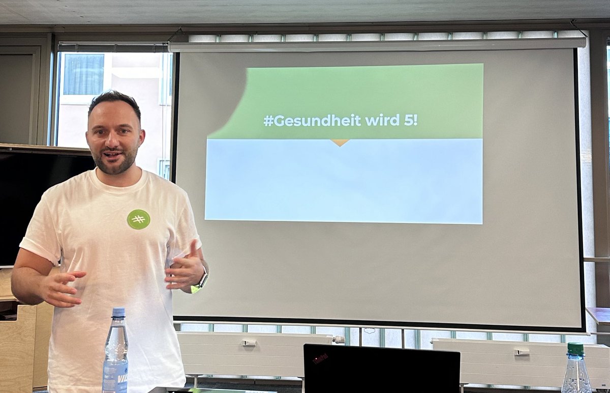 TimoFrankx's tweet photo. Unser Verein @HashtagGesund feiert heute in Hamburg sein 5-jähriges Bestehen 🎉 Die Twitter-Community 2018 war ein wichtiger Teil unserer Geschichte: Damals noch ein kleiner Kreis, heute 520 junge Menschen aus dem deutschen Gesundheitswesen. Danke an alle 💚 https://t.co/zAaHMAeoRT