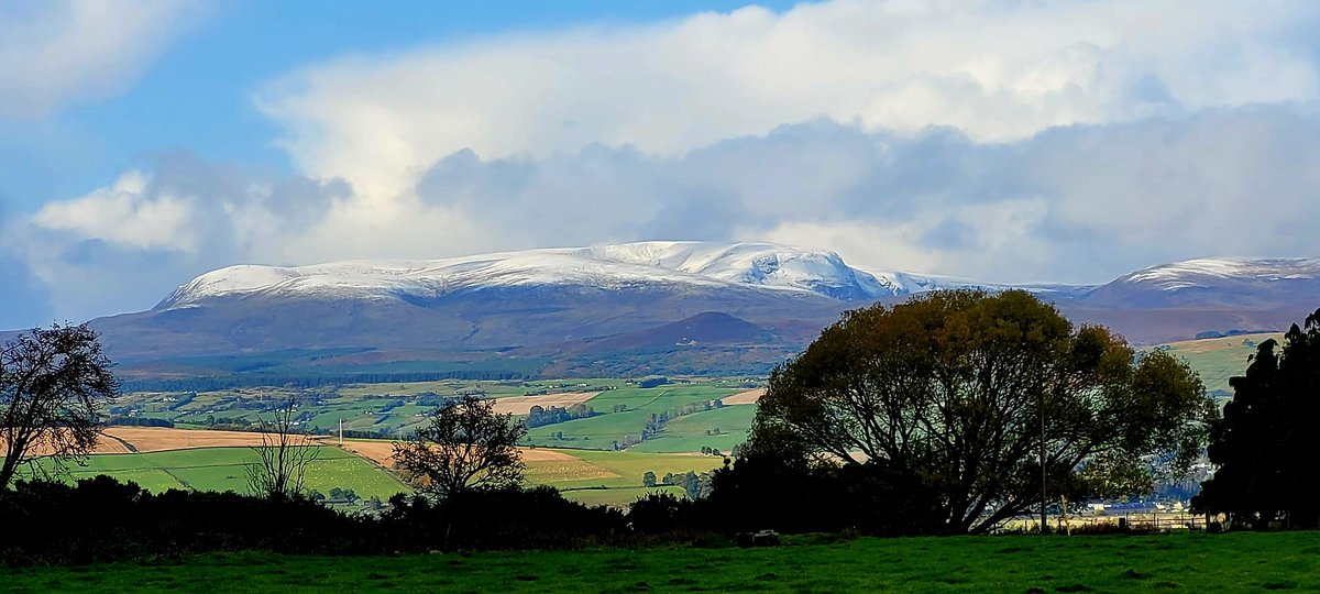 First snow on The Ben ❄️💜 Always a beautiful view from where I grew up.
#BenWyvis #FirstSnow #TheHighlands #BlackIsle