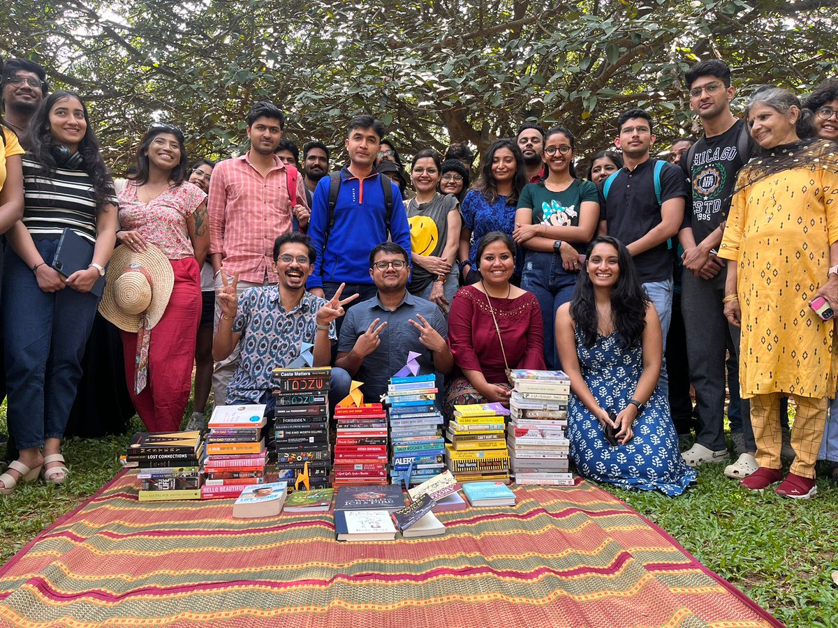 On this bright day, the 40th Edition of CubbonReads was welcomed by the majestic trees of the park. Readers sought refuge in their cool shade, embarking on a lively weekend morning 🌤️. Hundreds gathered with vibrant mats, creating a reading haven amidst scattered petals🍂.
