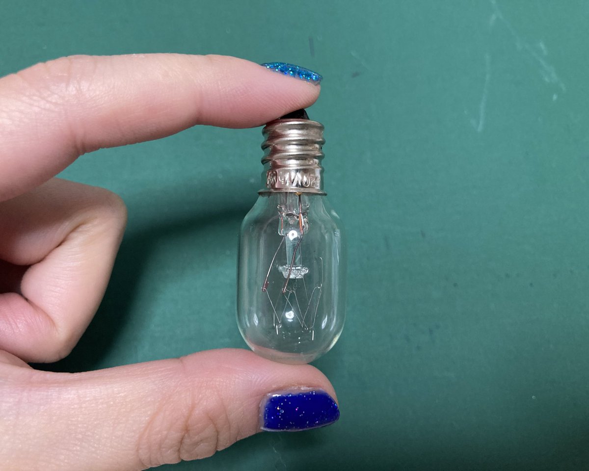 yoppifactory's tweet photo. ミシンの電球が切れてしまってbrother専用の電球をネットで購入💡家の近所の家電量販店には15w口径12mmが売ってなくて、ミシン専用の電球はネットが1番かも...。送料込みで700円は安いのか高いのか分からないけど助かった。 https://t.co/hCOnB9k31j