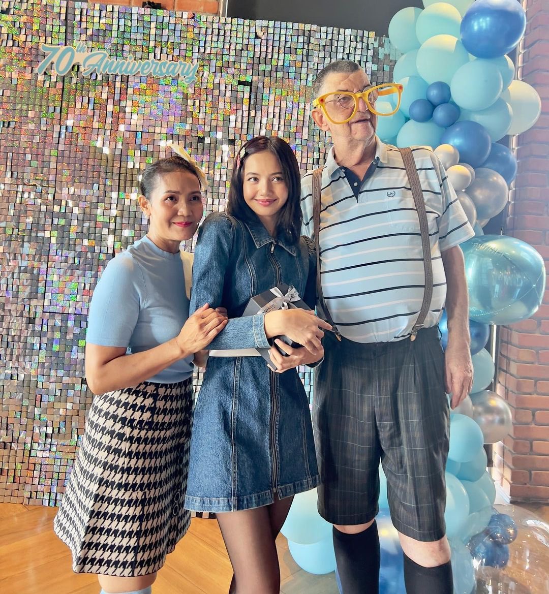 blckpinkpic's tweet photo. lisa with her family 🤍 https://t.co/k40wVVjkWA