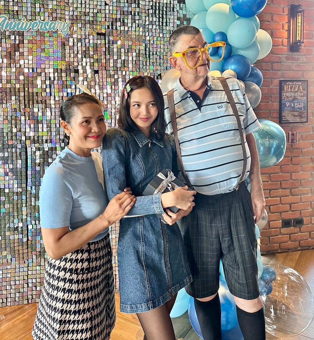 blckpinkpic's tweet photo. lisa with her family 🤍 https://t.co/k40wVVjkWA