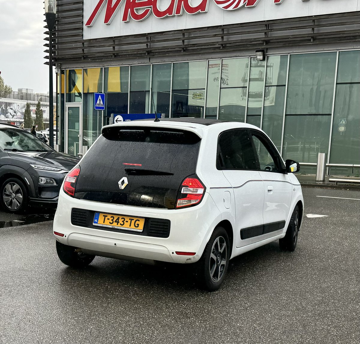 rhasselerharm's tweet photo. #Aso van de week … eerst een karretje + doos tegen een auto laten rijden, daarna snel aan de kant zetten en wegrijden. #Ikea #Hengelo #za14okt-16:09. #lekkervoorbeeldvoorjezoon https://t.co/S4MRUOd2Wu