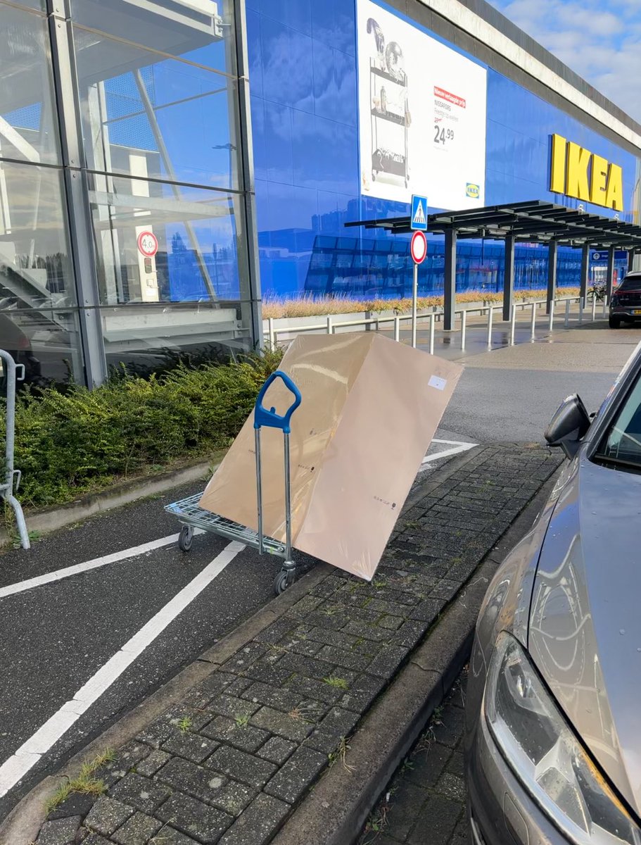rhasselerharm's tweet photo. #Aso van de week … eerst een karretje + doos tegen een auto laten rijden, daarna snel aan de kant zetten en wegrijden. #Ikea #Hengelo #za14okt-16:09. #lekkervoorbeeldvoorjezoon https://t.co/S4MRUOd2Wu
