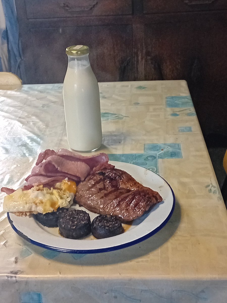 #irishfarmers 100% Irish eggs from a conventional  farm,100% Irish bacon and black pudding  from a conventional  farm,100%Irish beef washed down with 100% Irish  Milk.I make no apologies  for supporting  Irish farmers  and rural jobs.