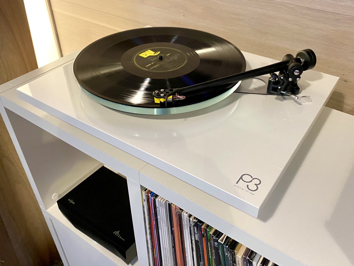 vinylgrooveaud's tweet photo. Earlier this week a customer purchased our ex-display #RegaPlanar3. We thought we would replace this time around with the Gloss White finish, which looks stunning🔥. It is sounding superb with the optional #RegaNeoPSU. This The PL3 is always on demo at our #preston showroom 👍 https://t.co/lrpkusdNyq