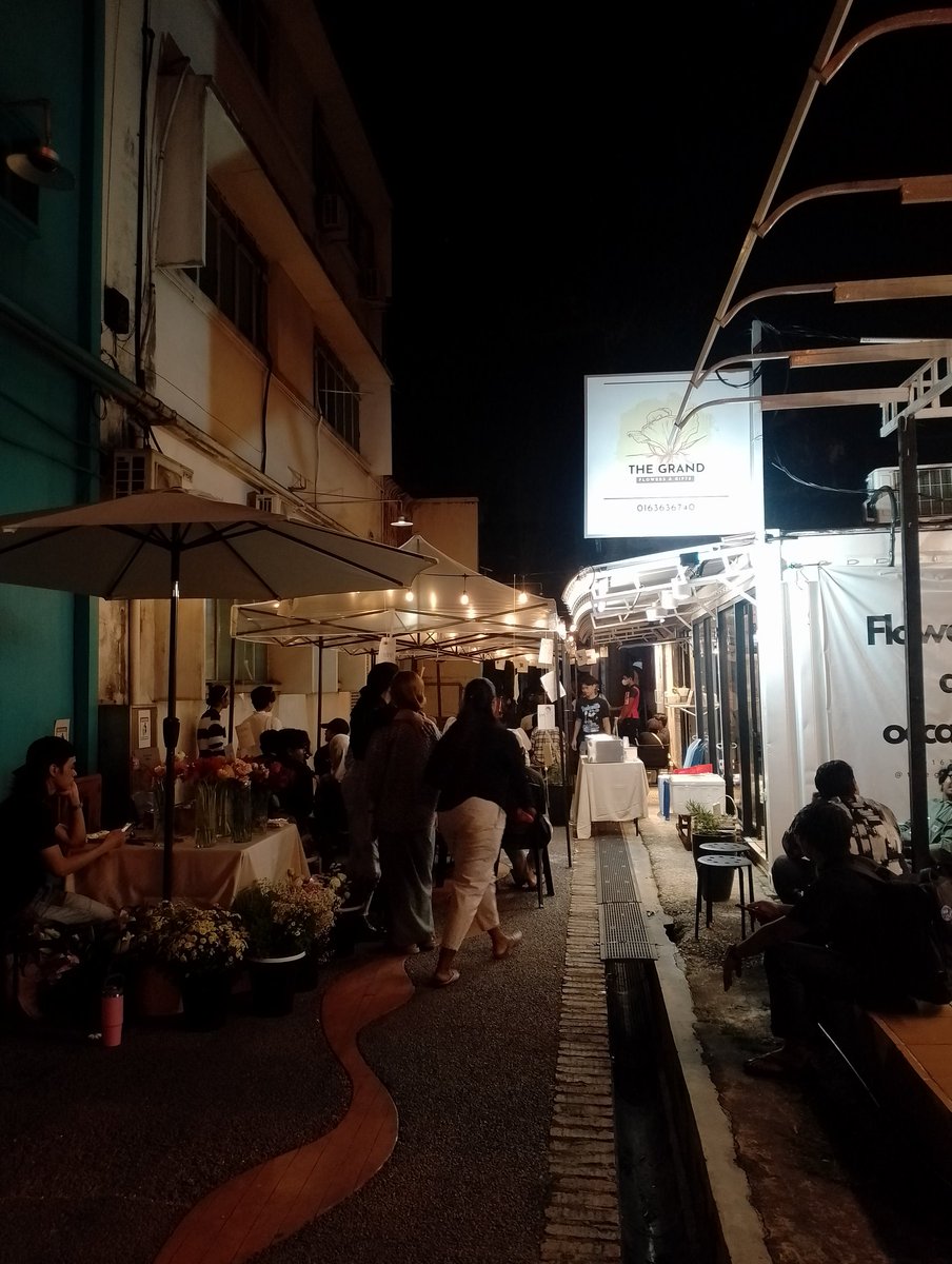 zoulyazix's tweet photo. Lorong Puisi (gambar sebelum sesak dengan orang). #IpohBest https://t.co/PFtVACtEj7
