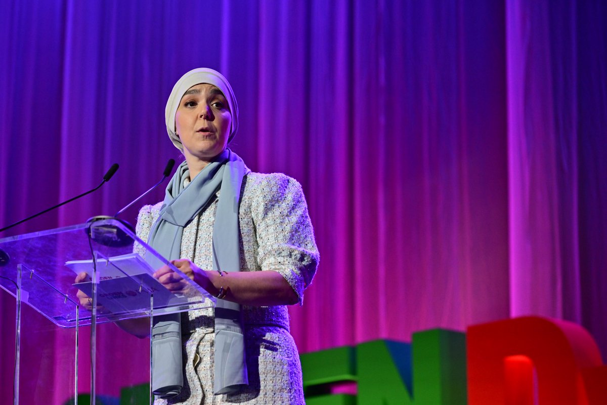 ‘Er is maar één vorm van armoede, dat is structureel te weinig geld hebben, dat is het ontbreken van ieder perspectief om uit die situatie te komen. Daar moeten wij tegen blijven strijden.’

-Esmah Lahlah, <a href="/a_lahlah/">Esmah Lahlah 🕊️</a> 

#GroenLinksPvdACongres