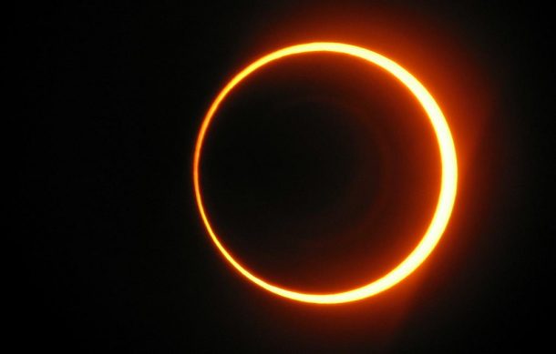 SECTEI_CDMX's tweet photo. Hoy se visualizará en nuestro país un eclipse anular de Sol. 🌞🌕🌎

¿Cómo se produce? ¿Cuál es la forma más segura de observarlos? 🤔

Te lo contamos en este #HiloConCiencia. 🧵 https://t.co/lW4dOiHbkH