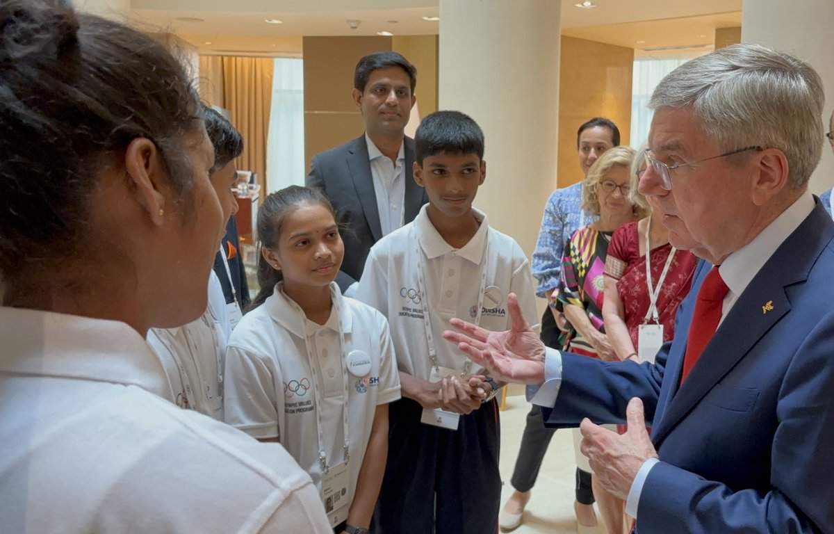 sports_odisha's tweet photo. In a unique opportunity, five students from Government Schools of #Odisha along with Sports Secretary Shri @rvineel_krishna & Olympian @Abhinav_Bindra met IOC President Thomas Bach at Mumbai. Sports Secretary presented a memento as a token of appreciation to the IOC President.

The students shared the positive impact and experience of the Olympic Value Education Programme (OVEP) with the President and other dignitaries present.

#OdishaForSports