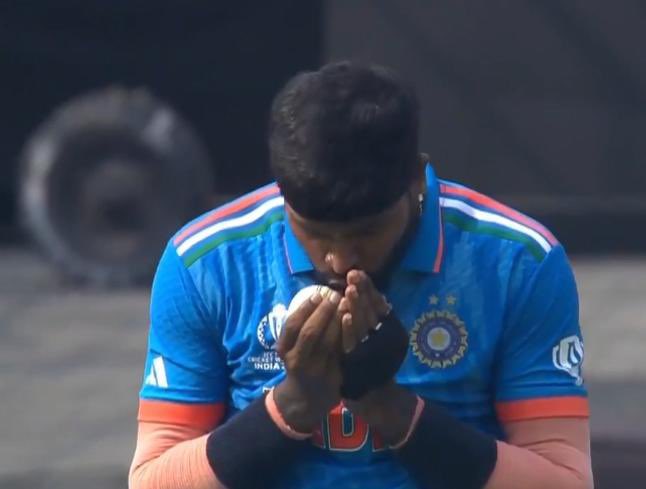 khushi_khadim's tweet photo. Bs koi isko nikalo...... 
#INDvsPAK #indvspak2023
#IndiaVsPakistan #ShubmanGill #CWC23 #PAKvIND #BabarAzam𓃵 #ViratKohli𓃵  #ShaheenAfridi https://t.co/FMlAzmarcg