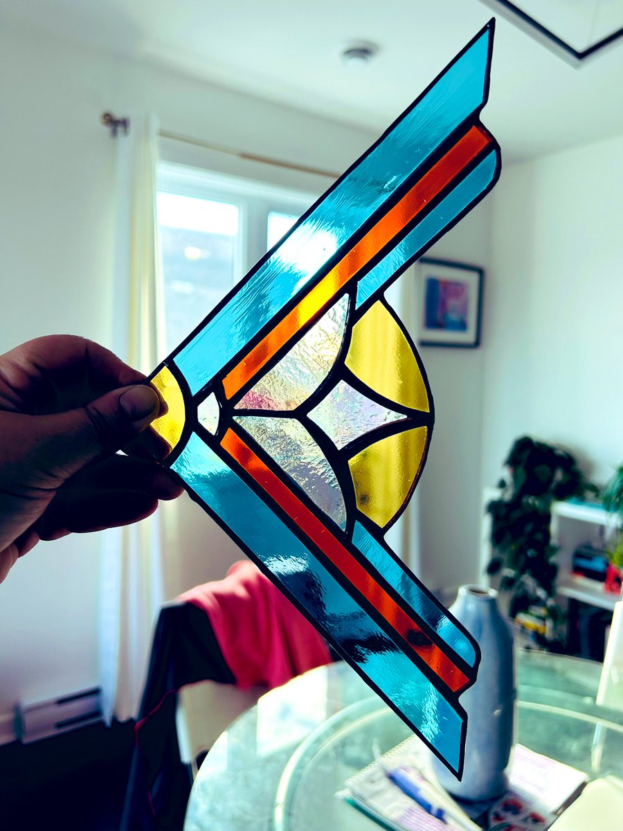 glassarqat's tweet photo. Sinon, j’ai terminé ce vitrail « angle de fenêtre » style art déco et je suis très fan des couleurs https://t.co/q7dWlaJTBY