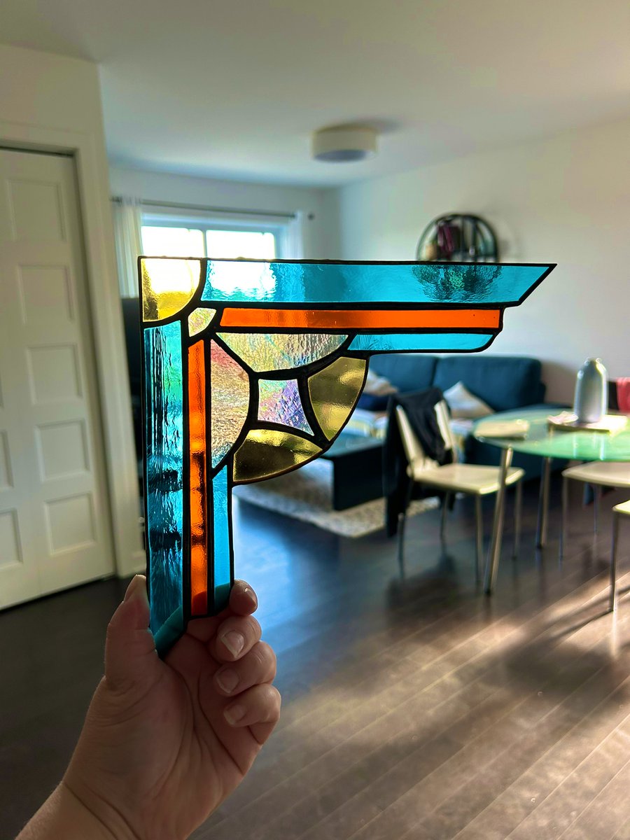 glassarqat's tweet photo. Sinon, j’ai terminé ce vitrail « angle de fenêtre » style art déco et je suis très fan des couleurs https://t.co/q7dWlaJTBY