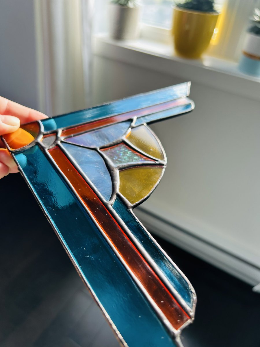 glassarqat's tweet photo. Sinon, j’ai terminé ce vitrail « angle de fenêtre » style art déco et je suis très fan des couleurs https://t.co/q7dWlaJTBY