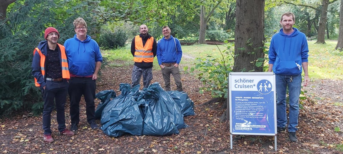 PolizeiBerlin_P's tweet photo. #SchönerCruisen 🏳️🌈 fand seine Fortsetzung auch in diesem Jahr im Berliner #Tiergarten. Sowohl #MANEO als auch unsere Ansprechspersonen für #LSBTIQ Anne von Knoblauch beteiligten sich an der groß angelegten Reinigungsaktion 😊
^präv https://t.co/W76yvRWNQs