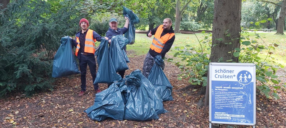 PolizeiBerlin_P's tweet photo. #SchönerCruisen 🏳️🌈 fand seine Fortsetzung auch in diesem Jahr im Berliner #Tiergarten. Sowohl #MANEO als auch unsere Ansprechspersonen für #LSBTIQ Anne von Knoblauch beteiligten sich an der groß angelegten Reinigungsaktion 😊
^präv https://t.co/W76yvRWNQs
