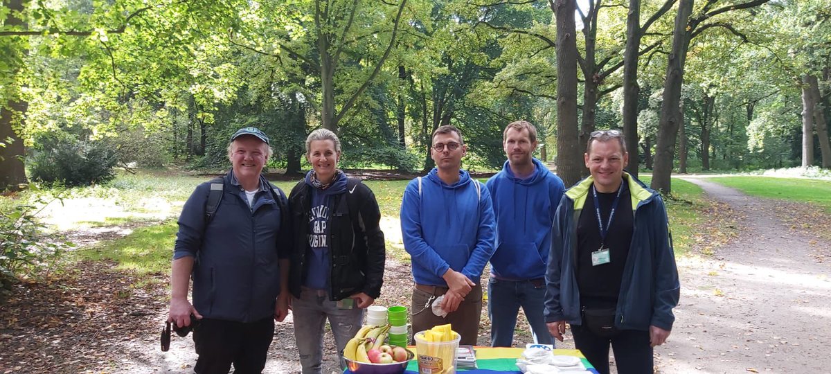 PolizeiBerlin_P's tweet photo. #SchönerCruisen 🏳️🌈 fand seine Fortsetzung auch in diesem Jahr im Berliner #Tiergarten. Sowohl #MANEO als auch unsere Ansprechspersonen für #LSBTIQ Anne von Knoblauch beteiligten sich an der groß angelegten Reinigungsaktion 😊
^präv https://t.co/W76yvRWNQs