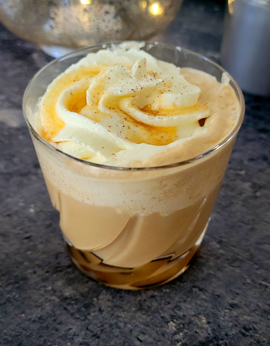 Oestersenuien's tweet photo. https://t.co/xE6pBiZR5O Home-made pumpkin spice latte #psl #homemade https://t.co/LXw9UdW3mB