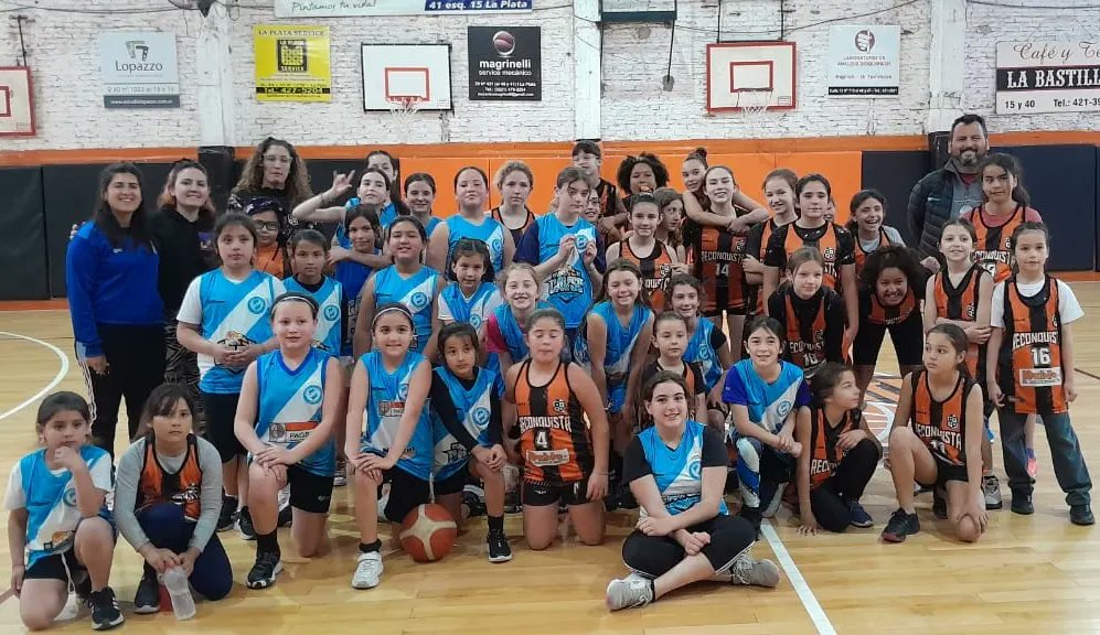 BasquetVsC's tweet photo. 🏀 ¡Encuentro de Minibasquet Femenino!

➡️ Nuestro Minibasquet Femenino vivió una mañana de sábado a puro Básquet visitando a @clubreconquista

🫂 ¡Gracias por recibirnos!

😉 ¡Las villeritas siguen creciendo! https://t.co/Ov8wgBKHAl