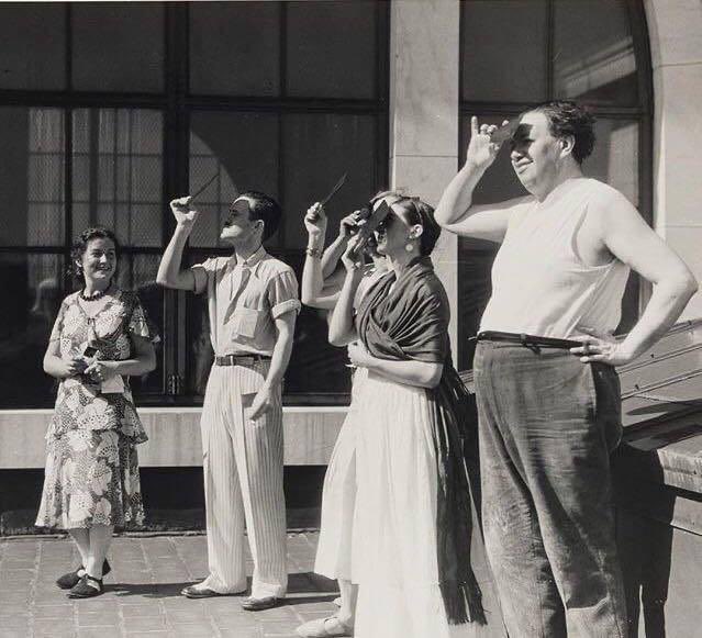 FridaKahlo's tweet photo. ¿Listos para el eclipse solar anular qué podremos disfrutar en algunas partes del mundo el día de hoy? Recuerden cuidarse muy bien los ojos… ❤️🕊️

#FridaKahlo #Eclipse #FelizSabado #EclipseSolar https://t.co/58jc2bTJ3q