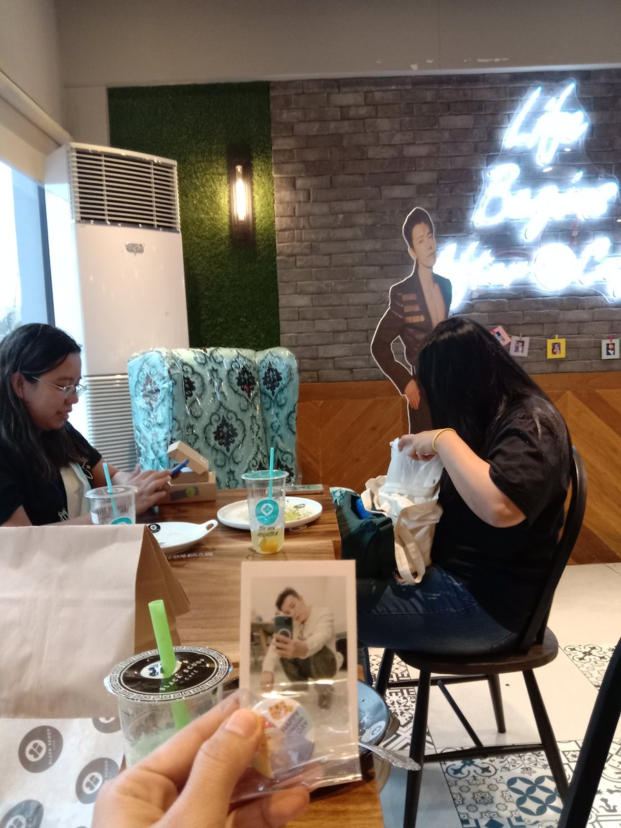donghaewifeu21's tweet photo. Hello, It's nice to see you po KamsaHAEEEE po sa freebies 💙💙 💙
#ColorMeDonghae
#HappyDonghaeDay https://t.co/80pct2h3l8
