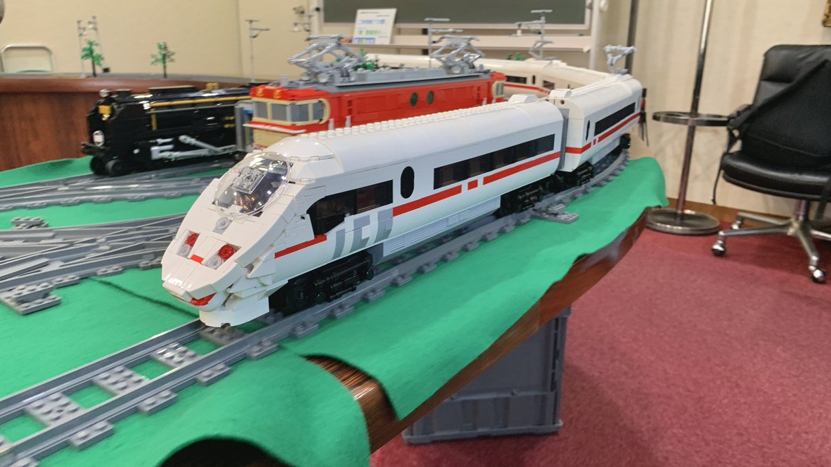 masuzushi_lego's tweet photo. #赤羽オフ2
ユーハチさんのICE。8幅フルスケール(？)5両がトレインモーター1基で走れるの凄すぎます！🤯 https://t.co/6PAOjSTAU9