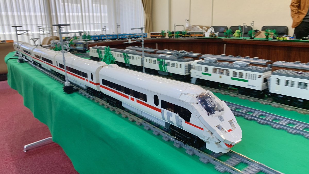 masuzushi_lego's tweet photo. #赤羽オフ2
ユーハチさんのICE。8幅フルスケール(？)5両がトレインモーター1基で走れるの凄すぎます！🤯 https://t.co/6PAOjSTAU9